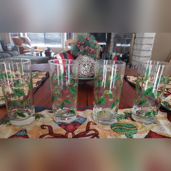 Vintage Christmas Drinking Glasses Hand Painted with Green and Red Holly - Picture 2 of 7